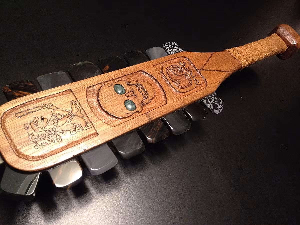 Kẻ thù của người Aztec khiếp sợ vũ khí này khi Macuahuitl được mô tả có khả năng chém đứt đầu một con ngựa chỉ với một lần ra đòn.