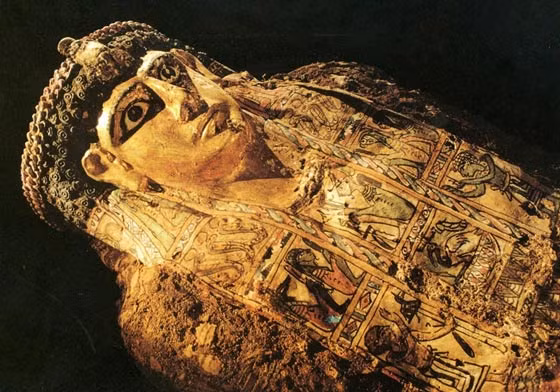 Vào giữa những năm 1990, một nhóm các nhà khảo cổ phát hiện một nghĩa địa cổ xưa rộng lớn tại làng Bawiti thuộc ốc đảo Bahriya, cách thủ đô Cairo gần 400 km về phía tây nam.