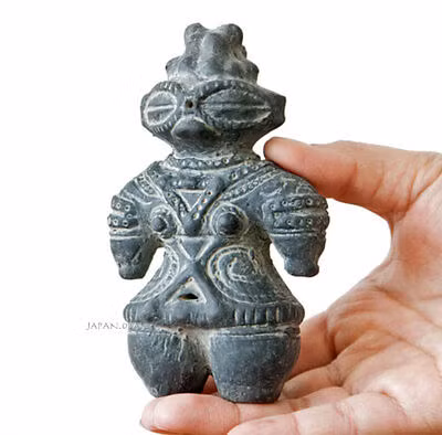 Ly kỳ hơn, có người cho rằng số tượng “dogu” có ngoại hình khác lạ như trên là hiện vật mô tả hình hài của người ngoài hành tinh từng ghé thăm Trái đất. Mời quý độc giả xem video: Bức tượng bị sờ "của quý" đến nhẵn bóng để cầu tự (nguồn: VTC14)
