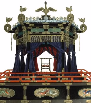 Chế độ quân chủ của Nhật Bản thường được nhắc đến với hình ảnh tượng trưng là Ngai vàng Hoa cúc. Biểu tượng quyền lực này thực chất là một chiếc ghế trang trí công phu được biết đến với tên gọi Takamikura.