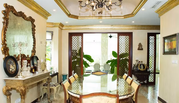 Căn hộ của siêu mẫu Vũ Cẩm Nhung được thiết kế theo lối kiến trúc Pháp cổ, có 7 phòng chính (1 phòng khách, 1 phòng ăn, 3 phòng ngủ, 1 phòng để quần áo và 1 phòng sinh hoạt gia đình).