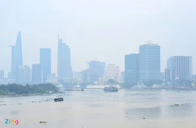 Những cao ốc ở trung tâm quận 1 Sài Gòn chìm trong lớp mù màu trắng đục.