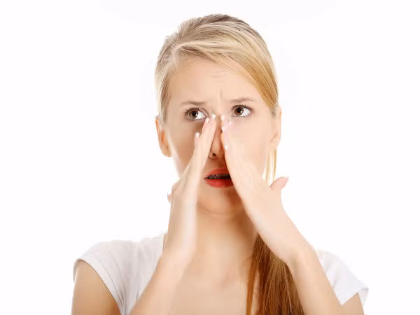 Viêm xoang. Các chuyên gia khuyến cáo, ngồi hơn 4 giờ trong môi trường máy lạnh tăng nguy cơ nhiễm trùng xoang, bởi không khí lạnh nhân tạo có thể dẫn đến xơ cứng các tuyến nhầy, gây viêm xoang.