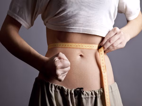 Giảm cân quá đà. Nếu chỉ số BMI rớt nhanh xuống mức 18 hoặc 19, bạn có thể bị chậm hoặc mất kinh. Nguyên nhân là bởi khi chỉ số BMI giảm xuống, cơ thể không sản xuất đủ estrogen, dẫn đến việc trễ chu kỳ kinh nguyệt.