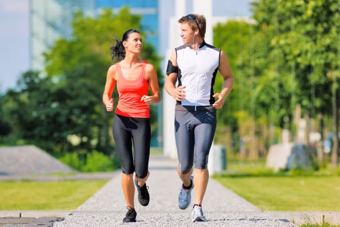Hoạt động thể chất để cân bằng cơ thể và thải độc tố ra khỏi cơ thể cũng là một trong những cách giúp bạn giảm mệt mỏi do tác dụng phụ của hóa trị ung thư. Bạn có thể chọn cho mình loại hình tập luyện phù hợp, sau khi tham khảo ý kiến bác sĩ như nhảy múa, võ thuật, tập thể dục, đạp xe...