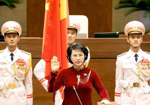 Ai thiet ke ao dai cho Chu tich QH Nguyen Thi Kim Ngan
