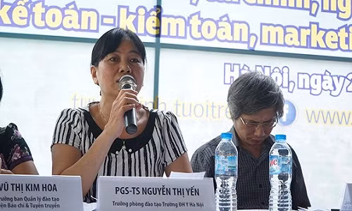 PGS.TS Nguyễn Thị Yến trả lời thắc mắc của thí sinh và phụ huynh về cách thức xét tuyển của Đại học Y Hà Nội. Ảnh: Hoàng Như.