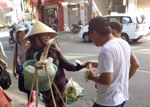 Một vị khách Trung Quốc bị tố có hành vi vô văn hóa với người bán hàng rong ở Đà Nẵng.