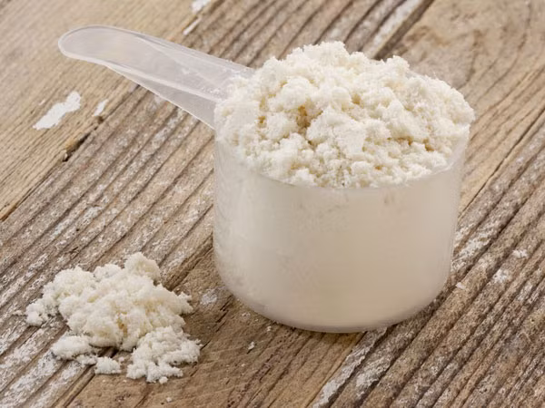 Tiêu thụ dư thừa protein. Tiêu thụ quá nhiều thực phẩm chứa đạm hoặc các chất bổ sung protein nhân tạo như sữa, đôi khi có thể dẫn đến sỏi thận và tổn thương thận.
