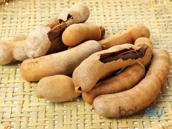 Me là loại quả rất giàu chất chống oxy hóa và chất xơ cần thiết, được xem là một trong những vị thuốc tốt nhất để chữa rong kinh hiệu quả. Cách dùng: Ngâm me với nước cho mềm qua đêm. Sau đó, tách riêng hạt me, nghiền nhỏ và trộn với mật ong. Ăn hỗn hợp này thường xuyên giúp bạn giảm triệu chứng rong kinh khó chịu.