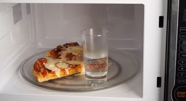 Để tránh nồi nước đang sôi trào ra ngoài, hãy đặt một thìa gỗ lên nồi. Hâm nóng bánh pizza từ hôm trước cùng một cốc nước trong lò vi sóng để vỏ pizza giòn hơn.