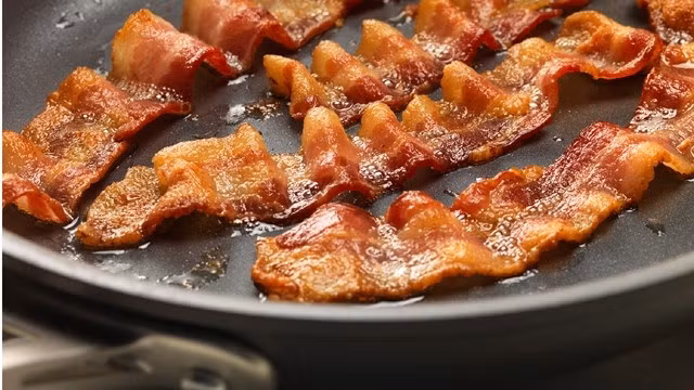 Thực tế, sử dụng chảo gang dày dặn là lựa chọn thích hợp nhất vì nó giúp dẫn nhiệt đồng đều lên miếng thịt.