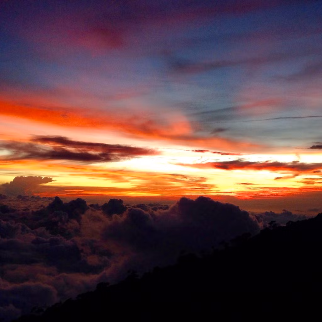 Còn gì tuyệt hơn khi được ngắm hoàng hôn trên đỉnh núi Kinabalu, Borneo, ở Malaysia sau một ngày dài leo dốc.