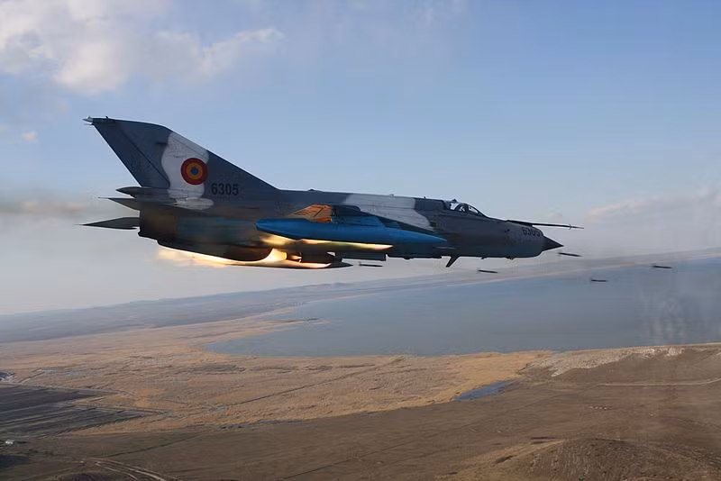 S-5 có khả năng triển khai trên tiêm kích MiG-21/23/27, Sukhoi Su-17/20/22/25 và trực thăng Mi-17/24. Đạn S-5 có thể lắp nhiều đầu đạn gồm: S-5K (đầu đạn nổ lõm chống tăng); S-5M/MO (đầu nổ phá mảnh), đạn khói...Tầm bắn từ 3-4km. Nguồn ảnh: Wikipedia
