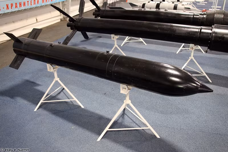 Rocket hạng nặng S-24 cỡ 240mm được biến chế từ năm 1960. Nó có trọng lượng lên tới 235kg, dài 2,33m, lắp đầu nổ phá mảnh nặng 123kg, tầm bắn từ 2-3km. Nguồn ảnh: Vitaly Kuzmin