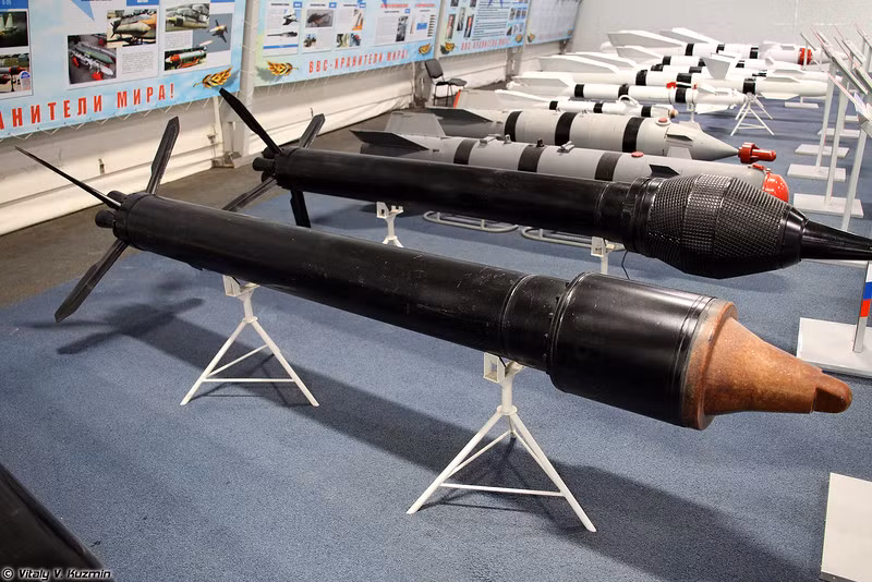Đạn rocket không đối đất lớn nhất thế giới còn được sử dụng S-25 340mm, nó được trang bị từ năm 1975, có thể triển khai trên các máy bay cường kích Su-25, Su-34 và tiêm kích Su-27/35. Nguồn ảnh: Vitaly Kuzmin