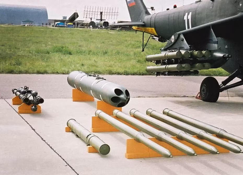 Đạn rocket S-13 cỡ 122mm được trang bị từ năm 1983, có thể triển khai trên các tiêm kích thế hệ 4 MiG-29 và Su-27. Đạn rocket đạt tầm bắn 3-6km tùy phiên bản mang đầu đạn khác nhau gồm: S-13T đầu nổ chống tăng kiểu tandem; S-13OF nổ phá mảnh chứa 450 mảnh nặng 23-25g có thể xuyên thủng giáp xe bọc thép; S-13D/DF nổ nhiệt áp tạo ra sức công phá tương đương 35-40kg TNT... Nguồn ảnh: Defendingrussia