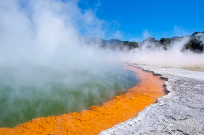 Do nằm trên vành đai núi lửa Thái Bình Dương nên thành phố Rotorua trở thành nơi tập trung toàn bộ năng lượng tự nhiên của New Zealand. Ảnh: Chris Howey/shutterstock.com.