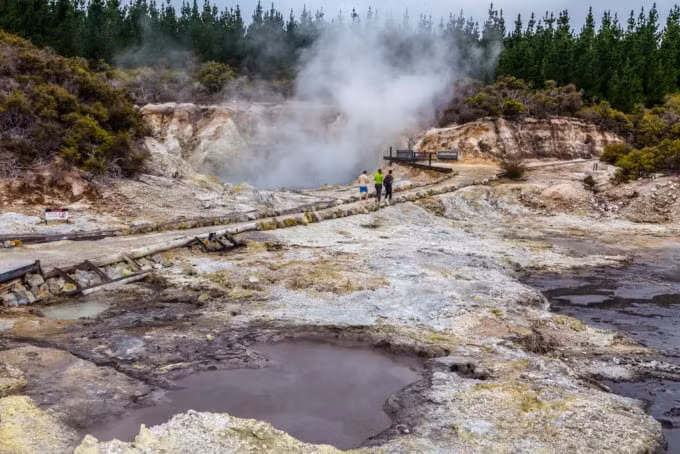 Khi tìm hiểu về lịch sử thành phố Rotorua, nhiều người không khỏi bàng hoàng khi biết nơi đây từng xảy ra một thảm kịch kinh hoàng vào năm 1886. Khi đó, núi lửa Tarawera phun trào dữ dội khiến 153 người thiệt mạng và thiệt hại về kinh tế khá lớn. Ảnh: Evgeny Gorodetsky/shutterstock.com.