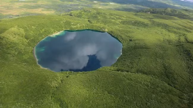 Miệng hố Savonoski là một hố hình tròn hoàn hảo nằm ở Tây Nam Alaska mà các nhà khoa học gặp nhiều khó khăn trong việc giải mã do thiếu bằng chứng địa chất. Ảnh: NPS photograph by Kaiti Critz.
