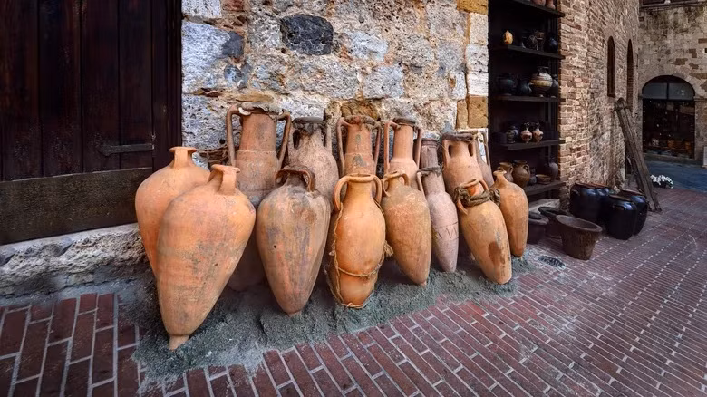 Các chuyên gia đã tìm thấy những chiếc bình đựng garum khi khai quật tại Pompeii. Đây là loại nước lên men thu về sau khi ủ các phần thừa như ruột cá, mang cá, vây cá... trong muối. Đây được xem là một loại nước nắm cổ xưa của nhân loại. Ảnh: damann/Shutterstock.