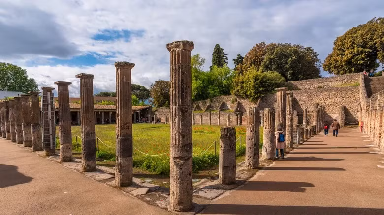Vào năm 79 sau Công nguyên, thành phố cổ Pompeii bị "xóa sổ" Vesuvius phun trào, giết chết hàng nghìn người. Toàn bộ Pompeii bị chôn vùi trong tro bụi, đất đá núi lửa. Theo đó, nhiều công trình, hiện vật... của người dân Pompeii bị "đóng băng" gần 2.000 năm. Ảnh: Hsalis/Shutterstock.