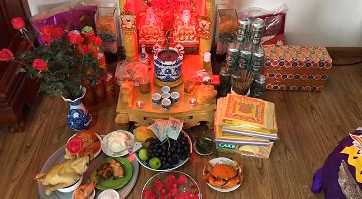 Trong mâm cúng ngày vía Thần Tài thường có bộ tam sên. Bộ tam sên (tam sinh, tam sanh) là một nét văn hoá đặc biệt của người dân Nam Bộ trong phong tục cúng thần Tài; biểu trưng cho Thổ - Thuỷ - Thiên, được hiểu là 3 loài vật sinh sống ở 3 môi trường hoàn toàn khác nhau, mang ý nghĩa linh thiêng trong nghi lễ cúng bái.Ảnh: Cooky.