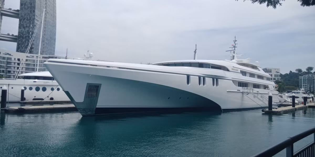 Vẻ ngoài ấn tượng và truyền thống hàng hải không phải là mối quan tâm duy nhất. Sự phản xạ và nhiệt lượng cũng là vấn đề đang cân nhắc lựa chọn sơn màu gì cho tàu du lịch và du thuyền. Ảnh: motoryachting.