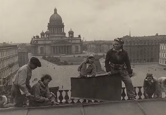  Thành phố Leningrad (nay là St. Petersburg) ở Liên Xô là một trong những nơi bị thiệt hại nặng nề nhất trong Chiến tranh thế giới 2 (1939 - 1945). Nhiều công trình như nhà cửa, nhà máy, trường học, bệnh viện, nhà máy... bị hư hại hoặc bị phá hủy trong cuộc chiến bảo vệ đất nước của quân và dân Liên Xô trước cuộc tấn công xâm lược của Đức quốc xã.