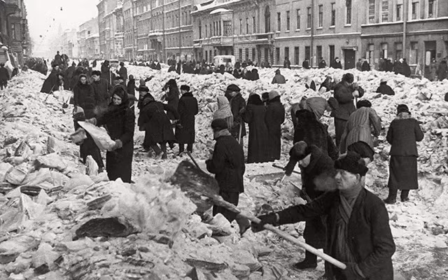 Người dân Leningrad chung tay dọn dẹp những khu vực bị phá hủy do bom đạn chiến tranh.