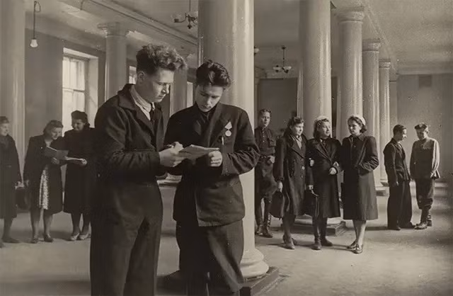 Sinh viên năm nhất của Học viện Giao thông Leningrad rộn ràng tới trường khi mọi hoạt động trở lại bình thường.