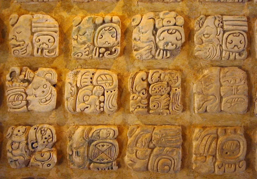 Nhà khảo cổ học Guillermo De Anda dẫn đầu nhóm chuyên gia phát hiện những cổ vật của người Maya cho hay một hộp sọ được cho từng được người Maya sử dụng làm lư hương. Chủ nhân hộp sọ có thể là một nạn nhân bị hiến tế cho các vị thần. Hiện họ chưa thể xác định thời điểm tử vong chính xác của người này. Ảnh: Kwamikagami (Public Domain).