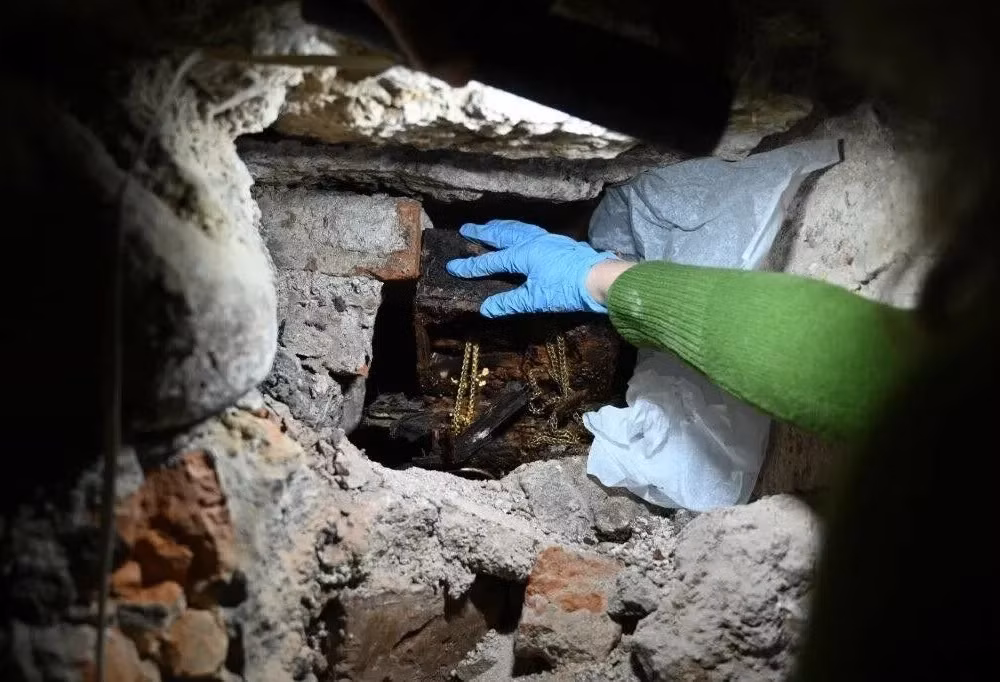 Rita Pauliukevičiūtė, giám đốc Bảo tàng Di sản Nhà thờ Vilnius, cho biết: "Những biểu tượng này rất quan trọng đối với đất nước cũng như mỗi người chúng ta. Chúng giống như một dấu hiệu cho thấy sức mạnh cội nguồn của chúng ta". Ảnh: Aiste Karpyte.
