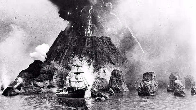 Vụ phun trào núi lửa Krakatoa còn dẫn tới những trận siêu sóng thần khiến thương vong và thiệt hại về kinh tế ngày càng tăng. Thậm chí, khói và dung nham núi lửa còn bay xa tới tận những hòn đảo nằm ở bờ biển phía Đông châu Phi. Ảnh: Universal History Archive/UIG/Getty images.