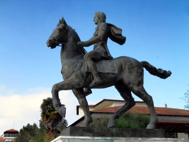 Tuy nhiên, sử gia về Alexander là Quintus Curtius Rufus (người La Mã) đưa ra số lượng quân Ba Tư trong trận Issus là 250.000 lính bộ binh và 58.000 kỵ binh. Hầu hết binh sĩ được trang bị vũ khí chính là giáo, cung tên, kiếm, rìu... Ảnh: Carole Raddato – CC BY-SA 2.0.