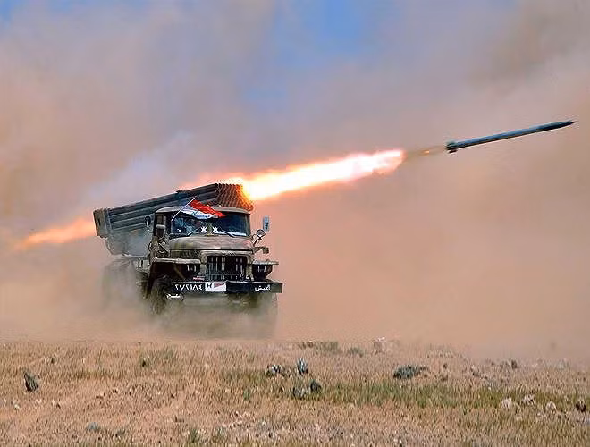 BM-21 có khẩu đội 3-4 người có thể trú trong cabin để bắn hoặc đứng từ xa và điều khiển qua đường cáp dài tới 64 m. Việc nạp đầy đạn cho 40 ống phóng mất 10 phút.