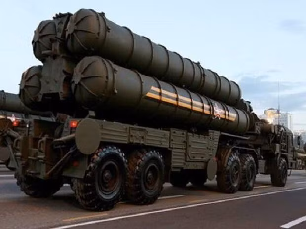 Dự kiến tổ hợp S-400 đầu tiên sẽ được bàn giao cho Ấn Độ vào năm 2020, khi New Delhi hiện đã chuyển một phần tiền đặt cọc để thanh toán cho phía Nga.