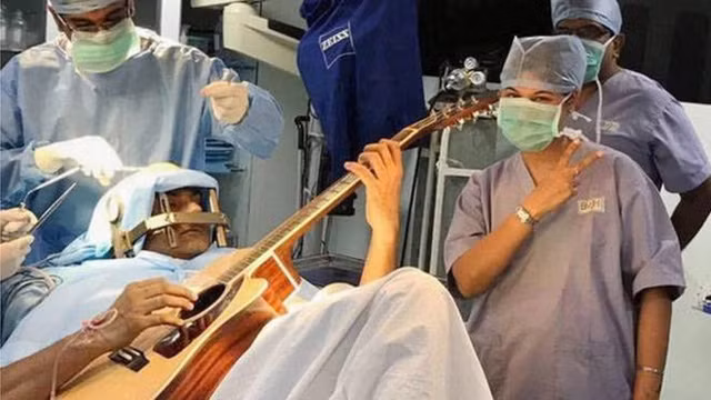 Bệnh nhân chơi đàn trong khi được mổ não Benh nhan choi dan trong khi duoc mo nao