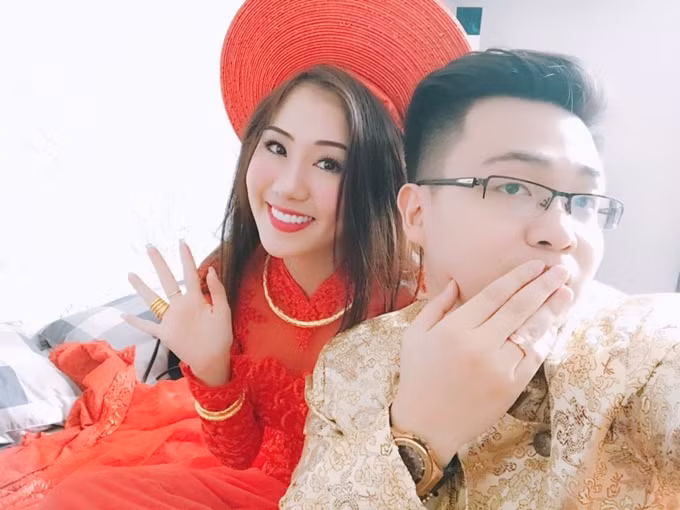 Được biết, cả hai đều đang sinh sống, làm việc tại TP.HCM và đã tổ chức lễ ăn hỏi vào ngày 15/07 vừa qua và sẽ tổ chức đám cưới vào tháng 9 tới.