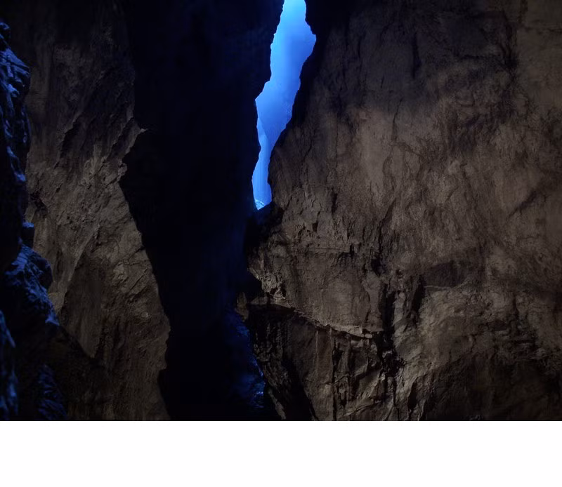  4. Hang Cổ họng Quỷ. Ẩn mình trong cung đường uốn khúc xinh đẹp mà nguy hiểm Trigrad Gorge ở miền tây nam Bungari, là Hang động Cổ họng của Quỷ (Devil's Throat Cave), nơi có thác nước cao nhất ở bán đảo Balkan, tới 42m. Sau khi đi qua một hành lang nhân tạo, du khách bước vào một hang động khổng lồ, còn được gọi là Đại sảnh Sấm rền vì tiếng nước đổ ầm ầm đến điếc tai từ thác nước bên trong hang động. Truyền thuyết kể lại rằng đó là 'cổ họng', lối vào Địa ngục, nơi người anh hùng Orpheus đi qua để xuống vương quốc của thần chết Hades vì cứu Eurydice yêu thương của mình.