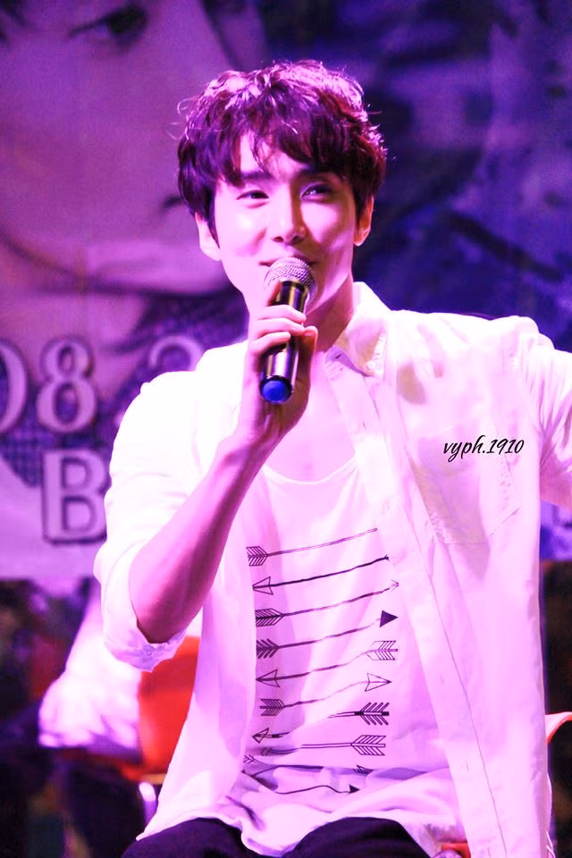 Juni sở hữu ngoại hình điển trai cùng giọng ca trầm ấm và truyền cảm. Tại Hàn Quốc, anh theo đuổi con đường diễn xuất, từng tham gia một số bộ phim ca nhạc như Rainbow Romance, Rude Miss Young ae...