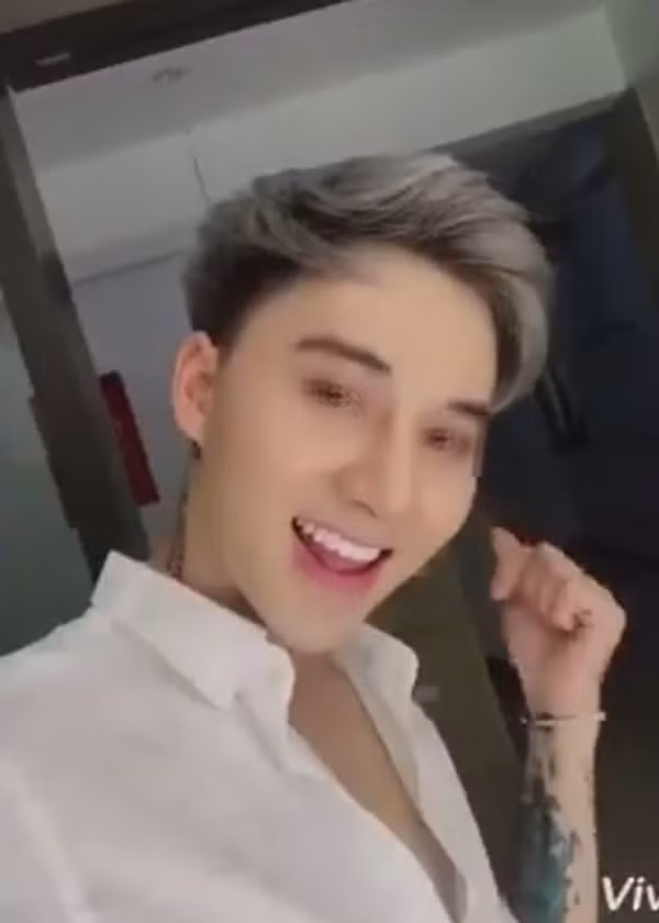 Là người hoạt động trong ngành tóc song Q.Đ không tập trung quảng bá tay nghề hay nâng cao chuyên môn mà điều người ta thường thấy ở người quản lý lắm chiêu này là việc post bài câu like với đội ngũ phụ họa là dàn nhân viên mà anh ta quảng cáo mà soái ca.