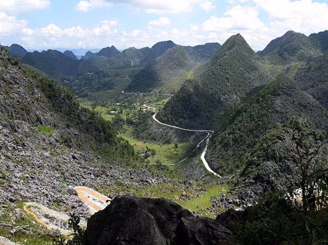 Nằm ở độ cao hơn 1.000m, cao nguyên Đồng Văn nằm ở tỉnh Hà Giang là mảnh đất địa đầu cực Bắc của Việt Nam. Cao nguyên này đã được UNESCO công nhận là Công viên địa chất toàn cầu vì những điểm độc đáo trong cấu tạo địa chất. Đối với khách du lịch, đây là nơi có nhiều danh lam thắng cảnh tuyệt đẹp, văn hóa độc đáo của các dân tộc thiểu số, khí hậu luôn ôn hòa mát mẻ và chưa bị thương mại hóa, rất phù hợp cho những chuyến “phượt” dài ngày.