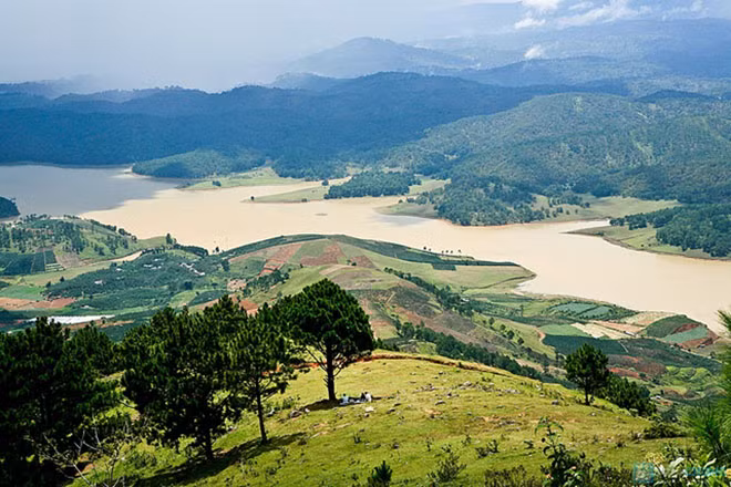 Cuộc sống êm đềm của hai người chấm dứt khi nàng Biang lâm bệnh. Sau một thời gian chữa trị không khỏi, chàng Lang đành xuống núi để tìm người chữa bệnh cho nàng Biang nhưng bị dân làng phản đối và đuổi giết. Nàng Biang đã dũng cảm đỡ mũi tên tẩm độc cho chàng Lang rồi chết. Lang hết sức đau buồn và thương tiếc, nước mắt của chàng chảy thành một dòng suối lớn mà đến nay người ta vẫn gọi với cái tên Suối Vàng để tưởng nhớ câu chuyện tình đau thương của chàng Lang, nàng Biang. Ngọn núi nơi chàng trai và cô gái nằm xuống đã hóa thành hai ngọn núi sững sững nằm cạnh nhau mà đến nay người ta vẫn gọi là núi Langbiang hay núi Mẹ.