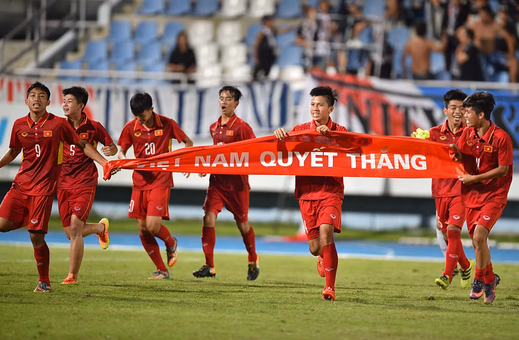 Cầu thủ U15 Việt Nam ăn mừng cảm xúc. Toàn đội cầm tấm băng rôn chạy một vòng quanh sân vận động Chonburi cảm ơn số ít người hâm mộ có mặt cổ vũ trận đấu.