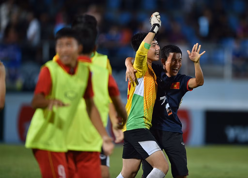 Hòa 0-0 ở 90 phút thi đấu chính thức, U15 Việt Nam vô địch U15 Đông Nam Á sau khi thắng Thái Lan 4-2 trong loạt sút luân lưu. Thủ môn Duy Dũng cản phá được hai quả 11m của cầu thủ chủ nhà.