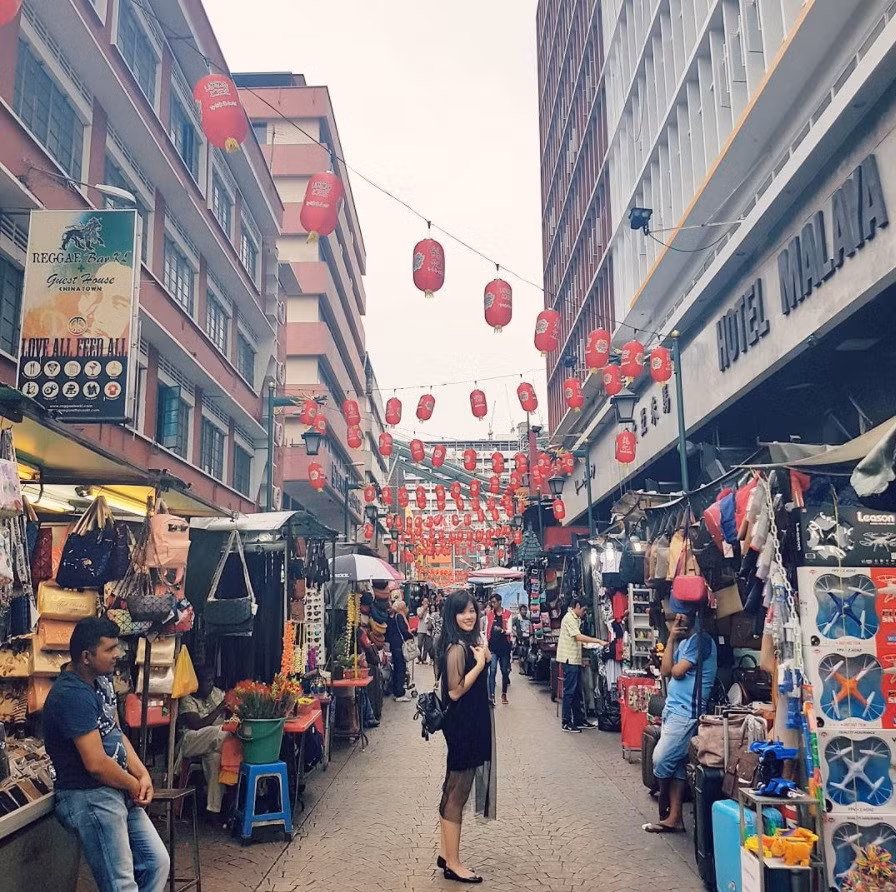  6. Khu Chinatown: Cũng giống như nhiều khu phố người Hoa trên thế giới, khu phố của người Hoa ở trung tâm Kuala Lumpur luôn sôi động từ sáng sớm đến đêm khuya. Các mặt hàng được bày bán ở đây với giá khá mềm và đa dạng, nhưng du khách được khuyên là vẫn nên mặc cả. Ảnh: Avyhan.