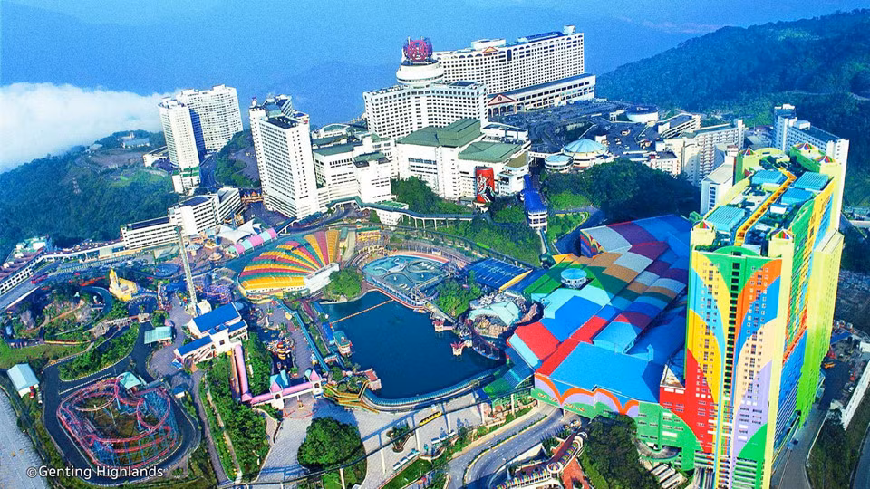  3. Cao nguyên Genting: Đây thực chất là một tổ hợp nghỉ dưỡng, giải trí khổng lồ nằm trên độ cao 2.000 m so với mực nước biển, được mệnh danh là "thành phố trên mây". Genting Highlands có khí hậu vô cùng mát mẻ, cùng trò chơi giải trí hấp dẫn sẽ là điểm dừng chân thú vị cho chuyến tham quan Kuala Lumpur. Ảnh: Gentinghighlands.