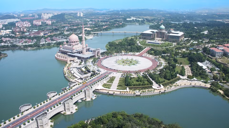  5. Thành phố mới Putrajaya: Nằm cách Kuala Lumpur 30 km, thành phố Putajaya là khu đô thị thông minh hiện đại bậc nhất châu Á. Mọi công trình hành chính, trường học, bệnh viện, công viên… ở đây đều được quản lý bằng các ứng dụng tin học tiên tiến nhất. Putrajaya được đầu tư 8 tỷ USD và xây dựng vào năm 1995, nên đây cũng là thành phố trẻ nhất của Malaysia. Ảnh: Malaysiarezgo.