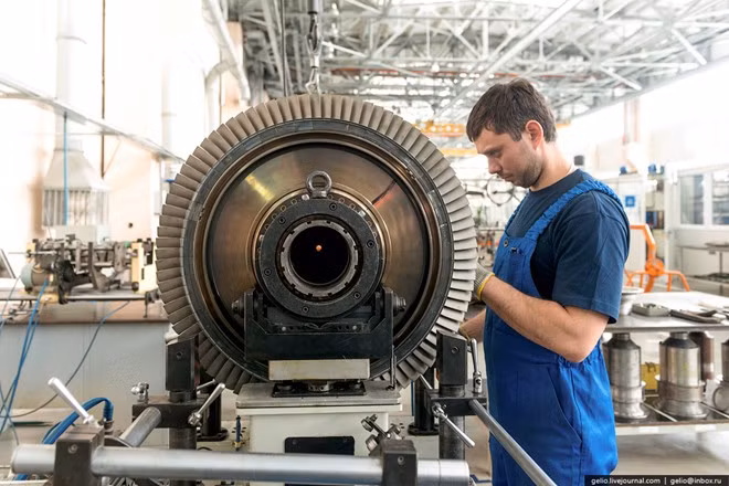 Một kỹ thuật viên đang thực hiện quá trình cân bằng rotor cho buồng đốt của động cơ.